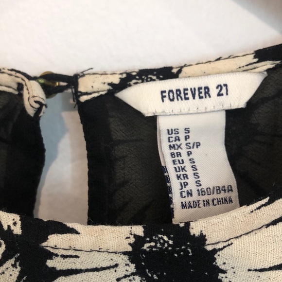 Forever 21 Daisy dress 🌼 - Picture 5 of 5